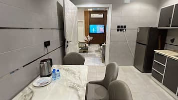 Suite Mewah | Dapur pribadi | Lemari es, microwave, oven, dan kompor