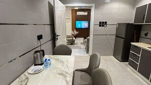Luxury Suite | Private kitchen | Fridge, microwave, oven, stovetop - Downtown Suites Orbitnet (Madinah)