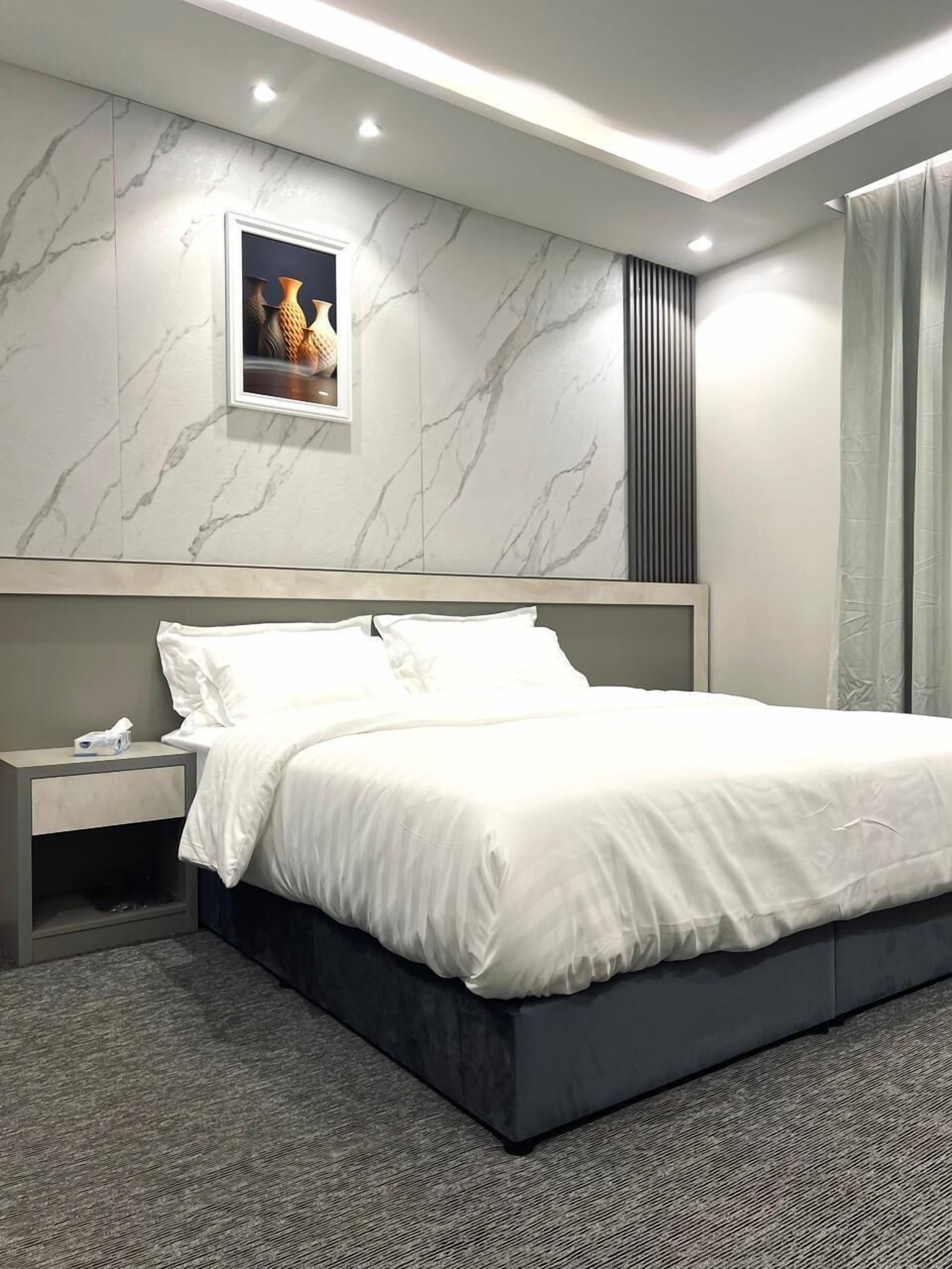 Minibar con artículos gratuitos y espacio para trabajar con un portátil