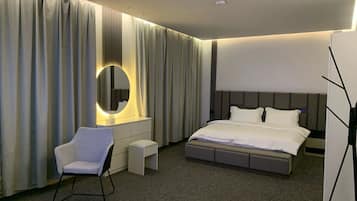 Luxury Suite | Bar mini percuma, ruang kerja komputer riba, langsir/tirai gelap terus
