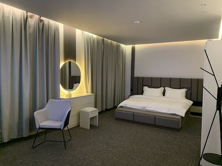 Luxury Suite 104 | Free minibar, laptop workspace, blackout drapes, soundproofing