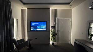 Luxury Double Room 101 | Artículos del minibar gratis y espacio para trabajar con laptop 