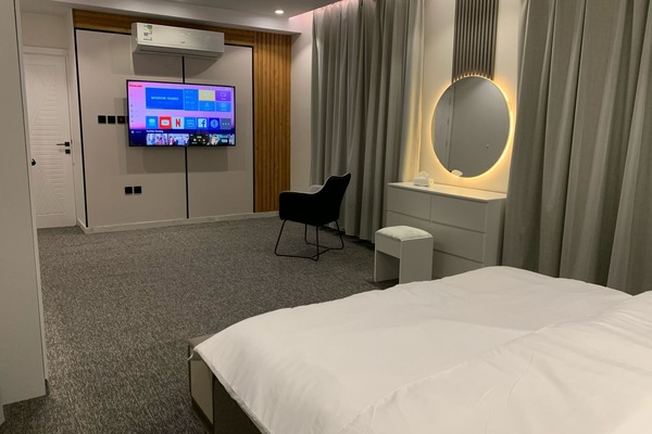 Luxury Suite 104 | Een gratis minibar, een laptopwerkplek, verduisterende gordijnen