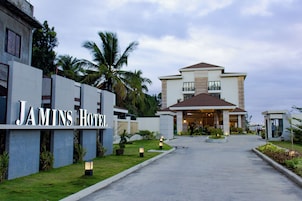 A hotel entrance with a sign reading "JAMINS HOTEL".