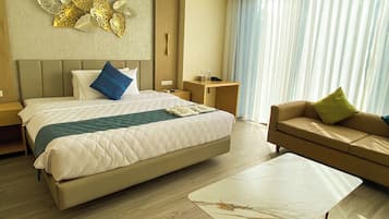 Kamar Bisnis | Brankas, meja kerja, dan setrika/meja setrika