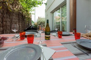 Outdoor dining - Holiday Home in Spain with Pool near Beach (Pineda de Mar)