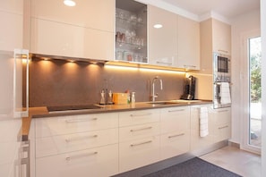 Coffee/tea maker, fridge, microwave, oven