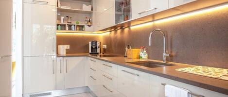 Een koelkast, een microgolfoven, een oven, een kookplaat