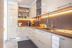 雪櫃、微波爐、焗爐、爐具