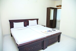 Desk, soundproofing, iron/ironing board, free WiFi - Sri Ramanjaneya Nilayam (Hyderabad)