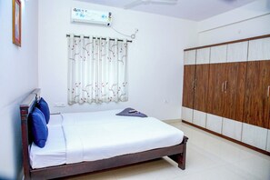 Superior Room | Desk, soundproofing, iron/ironing board, free WiFi - Sri Ramanjaneya Nilayam (Hyderabad)
