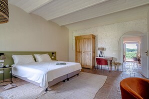 1 bedroom, travel cot, free WiFi - Relais Badia a Passignano - Montepulciano Apartment (Badia A Passignano)