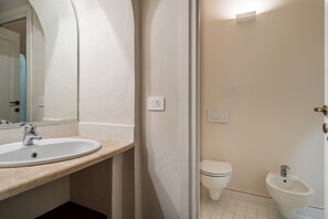 Dusche, Haartrockner, Bidet