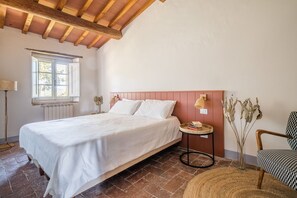 2 bedrooms, travel crib, free WiFi