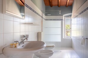 Ducha, secador de pelo, bidet