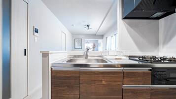 Geladeira grande, micro-ondas, cooktop, torradeira