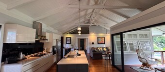 Charming 2-bedroom house in welcoming Papeete with WiFi, AC