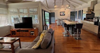 Charming 2-bedroom house in welcoming Papeete with WiFi, AC