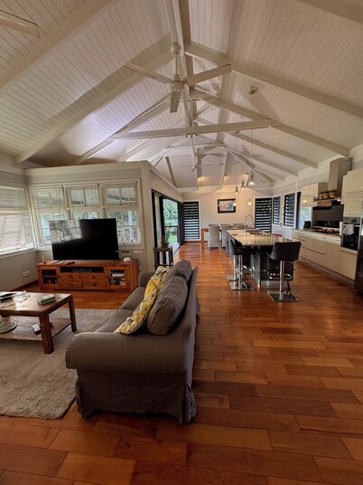 Charming 2-bedroom house in welcoming Papeete with WiFi, AC