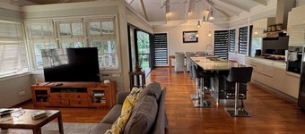 Charming 2-bedroom house in welcoming Papeete with WiFi, AC