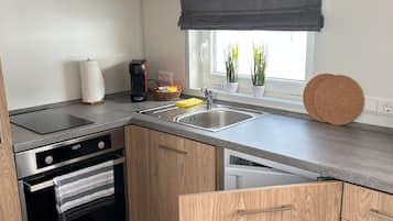 Geladeira, micro-ondas, fogão, cooktop