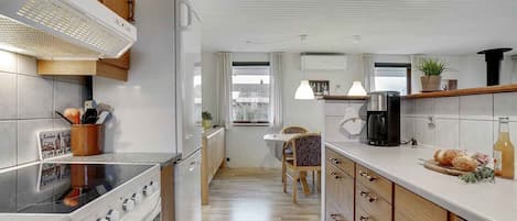 Réfrigérateur, un four, surface de cuisson, lave-vaisselle