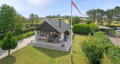 Cosy holiday house near child friendly beach