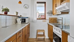 Coffee/tea maker, fridge, microwave, oven - Cosy holiday house near child friendly beach (Bogense)