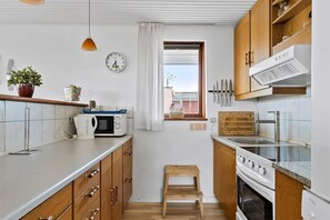 Cafetera y tetera, refrigerador, microondas y horno 