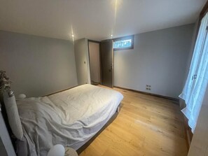 3 室のベッドルーム、アイロン / アイロン台、旅行用ベビーベッド、WiFi (無料)