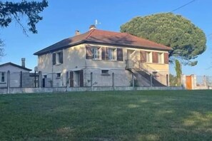 Exterior - 6-person family home with private heated indoor pool (AURIAC DU PERIGORD)