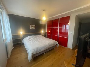 3 bedrooms, iron/ironing board, travel cot, free WiFi