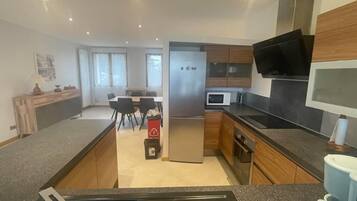 Réfrigérateur, micro-ondes, four, plaque de cuisson