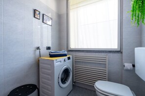 Ducha, secador de pelo, bidet, toallas