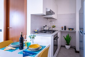 Fridge, microwave, oven, stovetop - Wonderful studio apartment with Wifi in Como - ideal for couples or small families (Como)