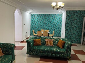 Smart TV - Appartement Meublé Moderne - Centre-ville Yaoundé (Air Conditioning, Wi-Fi, Security) (Yaoundé)