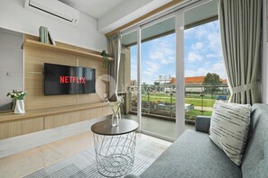 Appartement, 2 chambres, vue ville | Coin séjour | TV connectée de 43 pouces avec chaînes par câble, Netflix