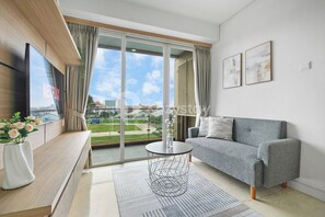 Appartement, 2 chambres, vue ville | Coin séjour | TV connectée de 43 pouces avec chaînes par câble, Netflix
