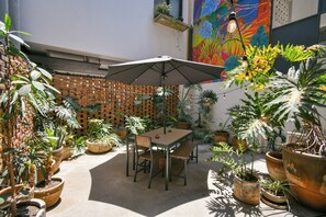 Outdoor dining - Loft Retreat in "World's Coolest Neighborhood" (Guadalajara)