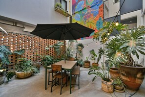 Outdoor dining - Loft Retreat in "World's Coolest Neighborhood" (Guadalajara)