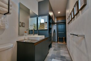 Shower, hair dryer, bidet, towels - Loft Retreat in "World's Coolest Neighborhood" (Guadalajara)