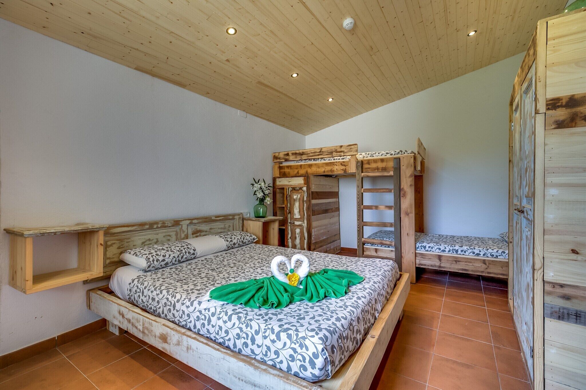 5 slaapkamers, een strijkplank/strijkijzer, reisbedje, gratis wifi