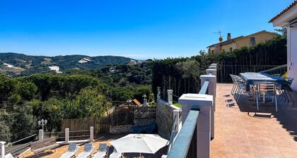 Ruhige Villa mit privatem Pool und Aussicht