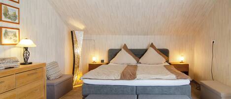 2 bedrooms, iron/ironing board, free WiFi, bed sheets