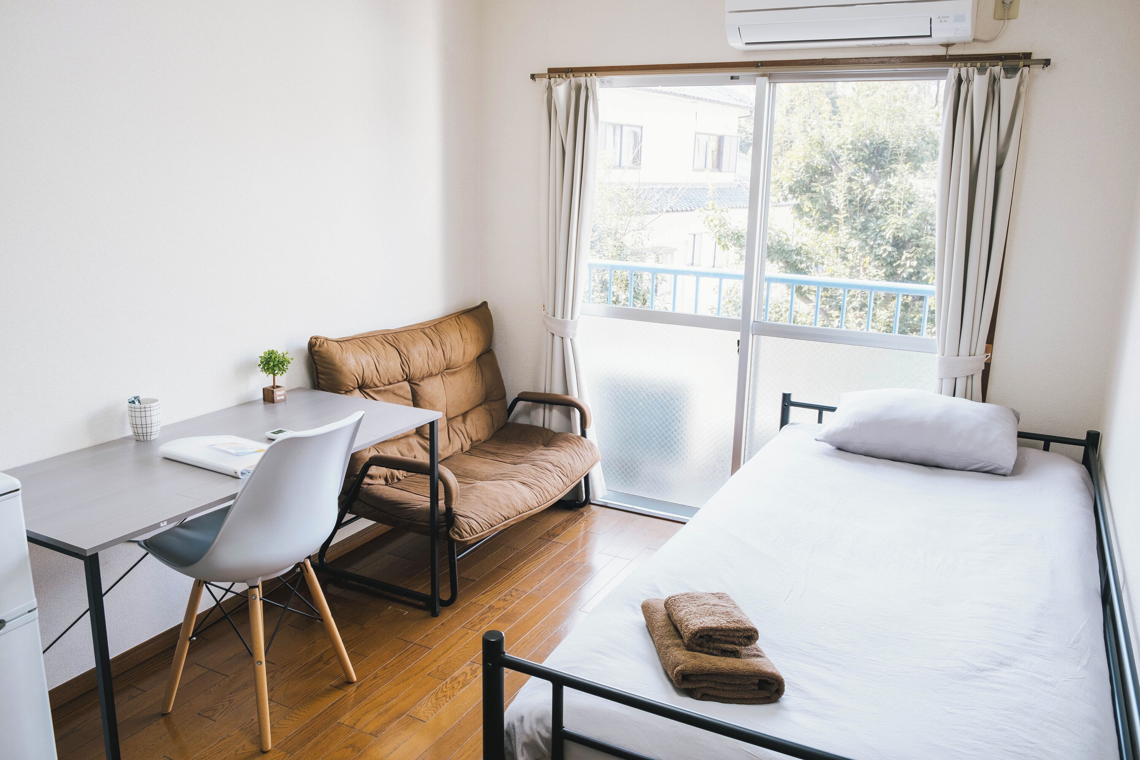 Studio Standard, balcon, vue sur la ville | Décor unique, ameublement unique, bureau