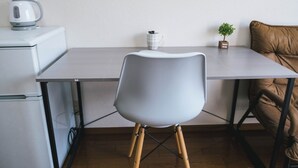 Studio – standard, balkong, byutsikt | Skrivebord, skrivebord for bærbar PC og wi-fi (inkludert)