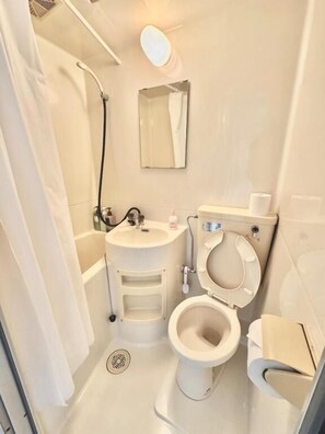 Badezimmer | Duschwanne, Haartrockner, Handtücher, Seife