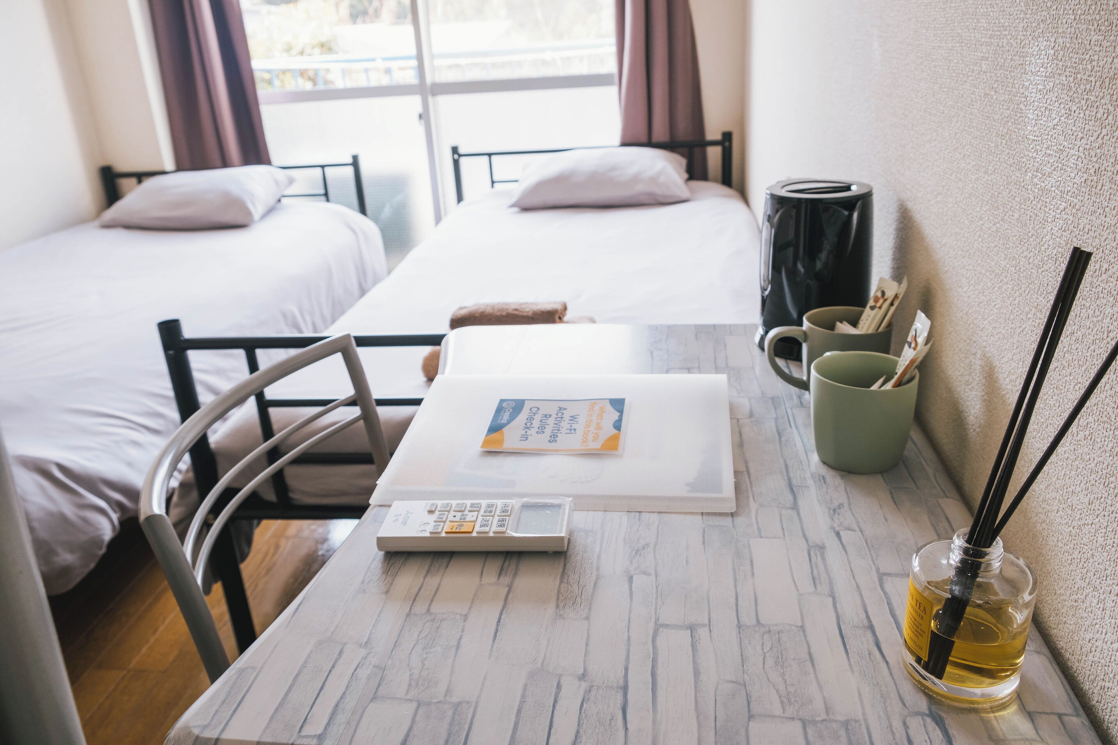 Standardværelse med 2 enkeltsenge - balkon - byudsigt | Individuelt design, individuel indretning, skrivebord