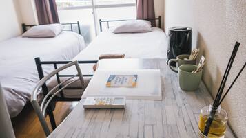 Standardværelse med 2 enkeltsenge - balkon - byudsigt | Individuelt design, individuel indretning, skrivebord