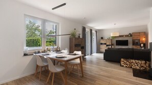 Un espacio habitable moderno con comedor, cocina y zona de estar.